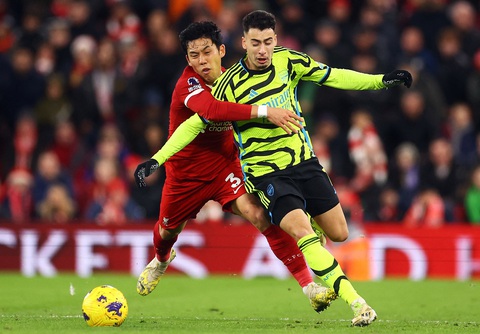 Arsenal (phải) đang bị Liverpool bám đuổi quyết liệt trong cuộc đua cho ngôi đầu - Ảnh: REUTERS Arsenal (phải) đang bị Liverpool bám đuổi quyết liệt trong cuộc đua cho ngôi đầu - Ảnh: Reuters