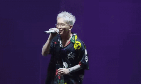 B Ray bị chỉ trích vì ca từ phản cảm, phía rapper nói vui thôi chứ không ác ý- Ảnh 1. B Ray trong clip hát "Để ai cần" gây tranh cãi - Ảnh cắt từ clip