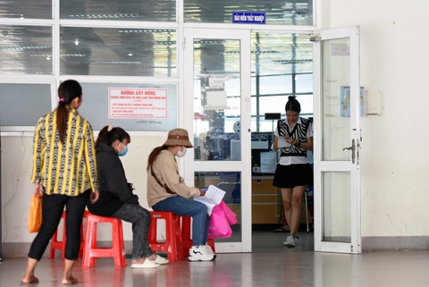 Gần 40.000 lao động ở Đồng Nai mất việc trong năm 2023- Ảnh 1. Lao động đến làm các thủ tục về bảo hiểm thất nghiệp tại Trung tâm Dịch vụ việc làm Đồng Nai - Ảnh: A LỘC