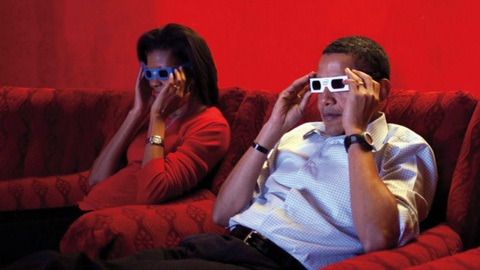 Ông Obama chọn Oppenheimer, Past Lives trong danh sách phim yêu thích nhất năm 2023- Ảnh 1. Vị cựu tổng thống Mỹ và vợ Michelle Obama (trái) là người yêu điện ảnh, bản thân ông đã có thói quen chia sẻ phim mình tâm đắc thời còn giữ cương vị tổng thống - Ảnh: The Hollywood Reporter