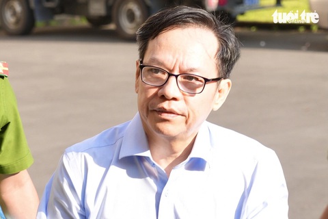 Xét xử ông Diệp Dũng và đồng phạm trong vụ gây thất thoát 115 tỉ đồng- Ảnh 1. Ông Diệp Dũng đến tòa - Ảnh: HỮU HẠNH