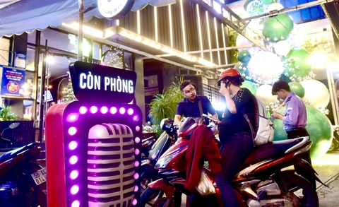 Dự thảo nghị định sửa đổi, bổ sung về kinh doanh dịch vụ karaoke, vũ trường đề xuất bỏ một số quy định. Trong ảnh: quán karaoke hoạt động tại quận Bình Thạnh, TP.HCM (ảnh chụp tối 27-12) - Ảnh: T.T.D. Dự thảo nghị định sửa đổi, bổ sung về kinh doanh dịch vụ karaoke, vũ trường đề xuất bỏ một số quy định. Trong ảnh: quán karaoke hoạt động tại quận Bình Thạnh, TP.HCM (ảnh chụp tối 27-12) - Ảnh: T.T.D.