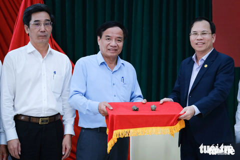 Bảo vật quốc gia tượng Bồ tát Tara hoàn nguyên là 1 trong 10 sự kiện nổi bật của Đà Nẵng- Ảnh 3. Ông Nguyễn Thanh Hồng (phải), giám đốc Sở Văn hóa - Thể thao & Du lịch tỉnh Quảng Nam, bàn giao hai hiện vật con ốc và đóa sen cho lãnh đạo ngành văn hóa và lãnh đạo UBND TP Đà Nẵng hồi đầu tháng 12- Ảnh: TẤN LỰC
