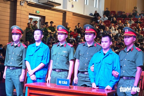 Tuyên tử hình bị cáo cướp ngân hàng, đâm chết bảo vệ- Ảnh 1. Hai bị cáo cướp ngân hàng khi tòa tuyên án - Ảnh: ĐOÀN CƯỜNG
