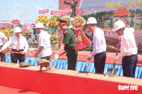 Lãnh đạo TP.HCM dự lễ khởi công đền tưởng niệm anh hùng, liệt sĩ Rừng Sác- Ảnh 1. Đền được xây dựng trên khu đất rộng hơn 2ha tại thị trấn Cần Thạnh, huyện Cần Giờ. Huyện cũng sẽ tiến hành cải tạo, trùng tu nhà bia ghi danh liệt sĩ thị trấn Cần Thạnh và tượng đài kỷ niệm chiến sĩ đặc công Rừng Sác tương xứng với đền tưởng niệm - Ảnh: CẨM NƯƠNG