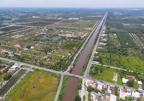 Vành đai 4 TP.HCM dài 206km được đầu tư bằng hình thức BOT ra sao?- Ảnh 1. Ảnh chụp khu vực giáp ranh TP.HCM và Long An. Đây cũng là đoạn cuối của vành đai 4 TP.HCM qua địa bàn TP - Ảnh: CHÂU TUẤN