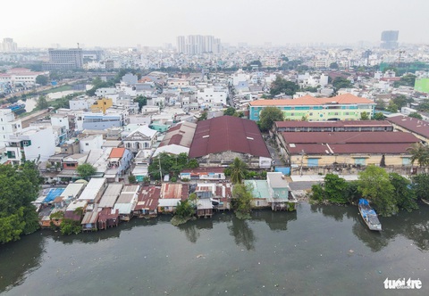 Hàng ngàn ngôi nhà tạm bợ ở kênh Đôi quận 8 chờ được di dời- Ảnh 3. Riêng bờ bắc kênh Đôi có ít nhà dân hơn (1.571 nhà), sẽ được di dời trong thời gian tới - Ảnh: CHÂU TUẤN