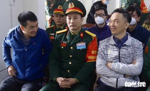 Xét xử vụ Việt Á: Cựu thượng tá Hồ Anh Sơn bào chữa bằng một câu hỏi- Ảnh 1. Bị cáo Phan Quốc Việt (trái) và Hồ Anh Sơn trong phiên tòa ngày 28-12 - Ảnh: DANH TRỌNG