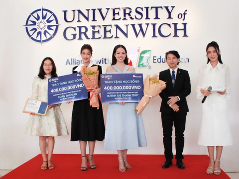 Hoa hậu Thiên Ân và hoa hậu Thanh Thủy nhận chứng nhận học bổng do đại diện trường trao tặng - Ảnh: FPT Hoa hậu Thiên Ân và hoa hậu Thanh Thủy nhận chứng nhận học bổng do đại diện trường trao tặng - Ảnh: FPT