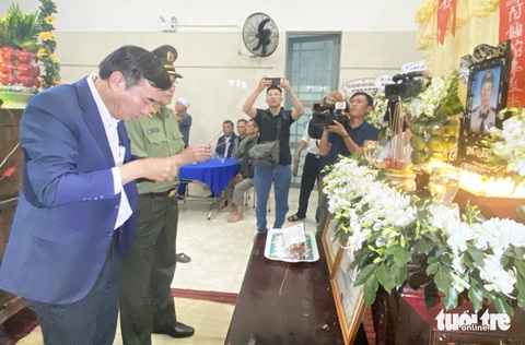 Chủ tịch nước truy tặng Huân chương Dũng cảm cho nhân viên bảo vệ ngân hàng hy sinh- Ảnh 1. Lãnh đạo TP Đà Nẵng viếng hương nhân viên bảo vệ ngân hàng - Ảnh: LÊ TRUNG