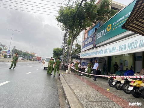 Chủ tịch nước truy tặng Huân chương Dũng cảm cho nhân viên bảo vệ ngân hàng hy sinh- Ảnh 2. Hiện trường vụ cướp ngân hàng chiều 22-11 - Ảnh: LÊ TRUNG
