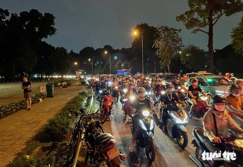 TP.HCM tìm vị trí gần công viên để giữ xe tạm thời- Ảnh 1. Xe cộ đông đúc nhưng người dân vẫn để xe dọc đường Hồng Hà (sát công viên Gia Định), ghi nhận tối 27-12 - Ảnh: CHÂU TUẤN