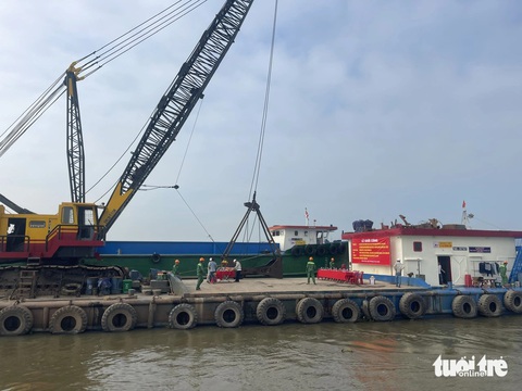 Mở thêm một mỏ cát trên sông Tiền phục vụ thi công cao tốc- Ảnh 1. Mỏ cát trên sông Tiền có trữ lượng khoảng 791.000m3 được chính thức đưa vào khai thác để giải "cơn khát" cát san lấp cho cao tốc Bắc - Nam phía Đông - Ảnh: MẬU TRƯỜNG
