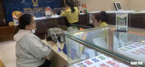 Sau thông điệp của Ngân hàng Nhà nước, người dân 'tranh nhau' bán vàng vì sợ... sập giá- Ảnh 3. Đến cuối giờ chiều vẫn còn người đến Công ty SJC bán vàng - Ảnh: T.T.D.