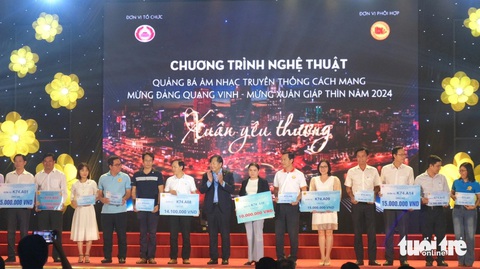 Các đơn vị đóng góp gây quỹ giúp đỡ các gia đình khó khăn nhân mùa xuân mới - Ảnh: NGỌC PHƯỢNG Các đơn vị đóng góp gây quỹ giúp đỡ các gia đình khó khăn nhân mùa xuân mới - Ảnh: NGỌC PHƯỢNG