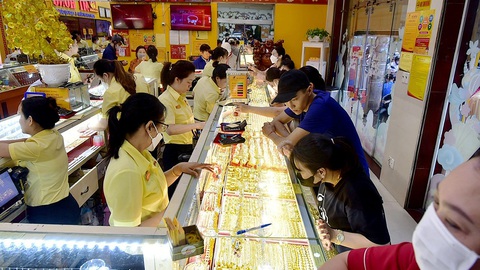 Ngân hàng Nhà nước sẵn sàng phương án can thiệp thị trường vàng- Ảnh 1. Chiều 28-12 nhiều người đã bán vàng sau khi cơ quan quản lý có động thái can thiệp, khiến giá vàng giảm mạnh - Ảnh: T.T.D.