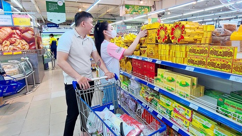 Siêu thị tăng sale chờ khách mua sắm, khách chờ... thưởng Tết- Ảnh 1. Hàng Tết đã được nhiều siêu thị đưa lên kệ với mức giá hấp dẫn nhưng chưa nhiều người tiêu dùng quan tâm - Ảnh: NHẬT XUÂN