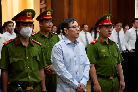 Ông Diệp Dũng: 'Thấy anh em bán rau, bán muối cực quá nên muốn kiếm thêm'- Ảnh 1. Bị cáo Diệp Dũng tại tòa - Ảnh: HỮU HẠNH