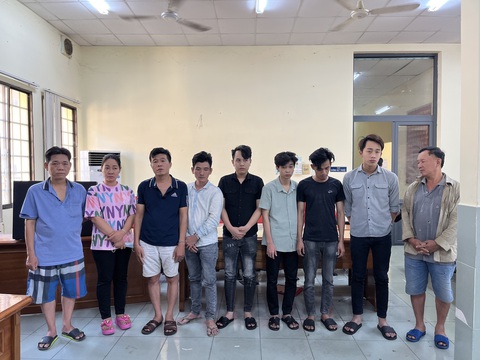Chiêu trò cá độ tinh vi ở một quán cà phê- Ảnh 1. Nhóm đánh bạc và tổ chức đánh bạc bị công an tạm giữ - Ảnh: Công an cung cấp