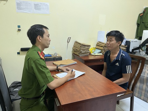 Chiêu trò cá độ tinh vi ở một quán cà phê- Ảnh 2. Một người trong nhóm tổ chức đánh bạc bị tạm giữ - Ảnh: Công an cung cấp