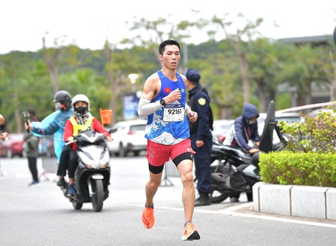 Kỹ sư IT chạy hơn 8.000km trong 365 ngày- Ảnh 3. Anh Đào Bá Tuân trong một thi cuộc chạy bộ - Ảnh: NVCC