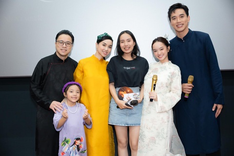 Trong quá trình quảng bá phim "Người vợ cuối cùng", đạo diễn Victor Vũ, diễn viên Đinh Ngọc Diệp, Kaity Nguyễn, Thuận Nguyễn mặc cổ phục tham gia giao lưu với khán giả - Ảnh: NVCC Trong quá trình quảng bá phim "Người vợ cuối cùng", đạo diễn Victor Vũ, diễn viên Đinh Ngọc Diệp, Kaity Nguyễn, Thuận Nguyễn mặc áo dài cách tân hoặc cổ phục tham gia giao lưu với khán giả - Ảnh: NVCC
