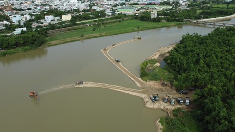 Khai thác khoáng sản trên sông tại Bình Định - Ảnh: LÂM THIÊN Khai thác khoáng sản trên sông tại Bình Định - Ảnh: LÂM THIÊN