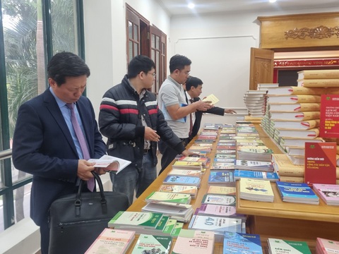 15 năm, đề án đã trang bị hơn 500 cuốn sách với hơn 14 triệu bản sách hữu ích cho các xã, phương, thị trấn - Ảnh: T.ĐIỂU Ảnh minh họa: T.ĐIỂU