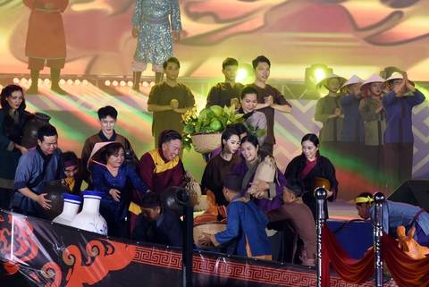 Biên Hòa - Đồng Nai tự hào 325 năm từ vùng đất hoang sơ thành đô thị trung tâm miền Đông- Ảnh 3. Một tiết mục văn nghệ tái hiện hình ảnh khai hoang mở cõi vùng đất Biên Hòa - Đồng Nai xưa - Ảnh: A LỘC