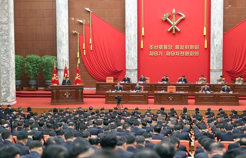 Ông Kim Jong Un phát biểu trong phiên họp Trung ương Đảng Lao động Triều Tiên hôm 26-12 - Ảnh: KCNA Ông Kim Jong Un phát biểu trong phiên họp Trung ương Đảng Lao động Triều Tiên hôm 26-12 - Ảnh: KCNA