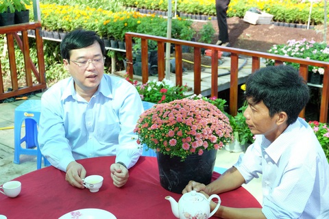 Bí thư Tỉnh uỷ Đồng Tháp Lê Quốc Phong (trái) thăm nông dân, nghe tình hình cung ứng hoa kiểng cho festival và vụ hoa Tết - Ảnh: ĐẶNG TUYẾT Bí thư Tỉnh ủy Đồng Tháp Lê Quốc Phong (trái) thăm nông dân, nghe tình hình cung ứng hoa kiểng cho festival và vụ hoa Tết - Ảnh: ĐẶNG TUYẾT