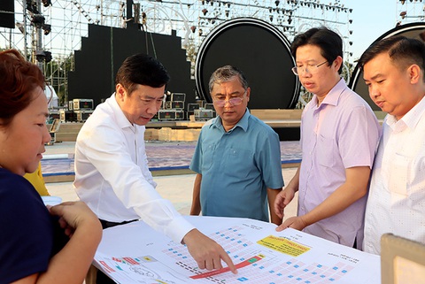 Ông Phạm Thiện Nghĩa - chủ tịch UBND tỉnh Đồng Tháp (thứ 4 từ phải) - kiểm tra tiến độ tổ chức festival hoa - Ảnh: dongthap.gov.vn Ông Phạm Thiện Nghĩa - chủ tịch UBND tỉnh Đồng Tháp (thứ 4 từ phải) - kiểm tra tiến độ tổ chức festival hoa - Ảnh: dongthap.gov.vn