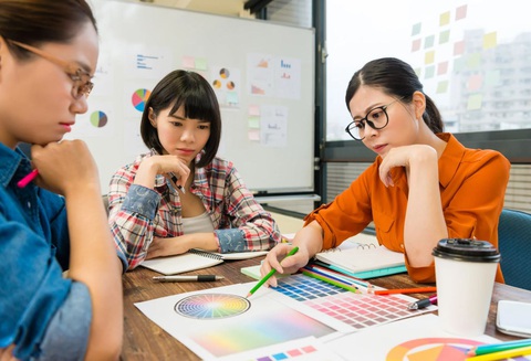 Đòi nhân viên nữ thoa son để tạo động lực cho đồng nghiệp nam- Ảnh 1. Hội chị em đi làm cũng hay gặp phải các yêu cầu oái oăm từ sếp.