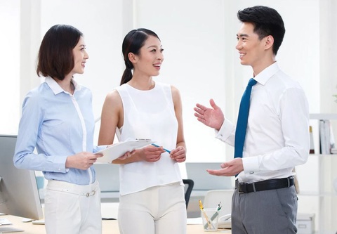 Đòi nhân viên nữ thoa son để tạo động lực cho đồng nghiệp nam- Ảnh 2. Tuy nhiên, yêu cầu trang điểm khi đi làm quá quái gở?!