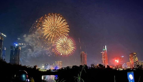 Bí thư Thành ủy TP.HCM đề nghị tăng điểm bắn pháo hoa Tết Giáp Thìn 2024- Ảnh 1. Pháo hoa ở TP.HCM dịp Tết dương lịch 2020 - Ảnh: TỰ TRUNG