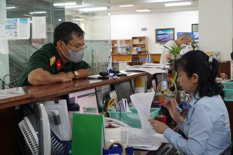Bộ phận một cửa cơ quan bảo hiểm xã hội quận, huyện dừng làm việc sáng thứ bảy- Ảnh 1. Viên chức làm việc tại bộ phận một cửa cơ quan bảo hiểm xã hội - Ảnh: BHXH TP cung cấp