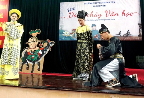 Đổi mới việc kiểm tra, đánh giá phải diễn ra song song với đổi mới phương pháp dạy và học. Trong ảnh: học sinh lớp 10A13 Trường THPT Lê Thánh Tôn (Q.7, TP.HCM) diễn trích đoạn kịch vở “Lệ Chi Viên” - một sản phẩm trong dự án dạy học phát triển năng lực “Dòng chảy văn học” - Ảnh: Trần Huy Đổi mới việc kiểm tra, đánh giá phải diễn ra song song với đổi mới phương pháp dạy và học. Trong ảnh: học sinh lớp 10A13 Trường THPT Lê Thánh Tôn (Q.7, TP.HCM) diễn trích đoạn kịch vở “Lệ Chi Viên” - một sản phẩm trong dự án dạy học phát triển năng lực “Dòng chảy văn học” - Ảnh: Trần Huy