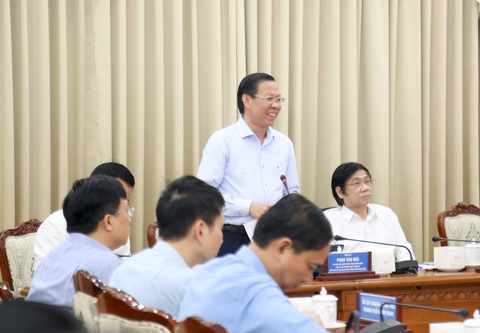 TP.HCM nghiên cứu hình thành vành đai công nghiệp - dịch vụ dọc vành đai 3, 4- Ảnh 1. Chủ tịch UBND TP.HCM Phan Văn Mãi chủ trì hội nghị - Ảnh: THẢO LÊ