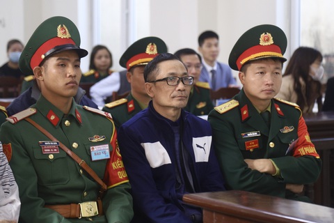 Tổng giám đốc Công ty Việt Á Phan Quốc Việt bị đề nghị tổng hình phạt 25 - 26 năm tù- Ảnh 3. Bị cáo Trịnh Thanh Hùng trong phiên xét xử sáng 28-12 - Ảnh: DANH TRỌNG