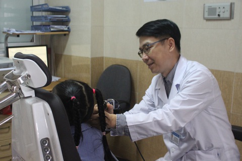 Bác sĩ Bùi Thế Anh thăm khám cho bệnh nhi - Ảnh minh họa: DƯƠNG LIỄU Bác sĩ Bùi Thế Anh thăm khám cho bệnh nhi - Ảnh minh họa: DƯƠNG LIỄU