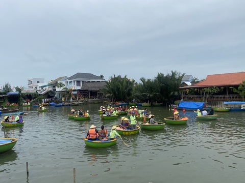 Rừng dừa Cẩm Thanh không còn xập xình, chát chúa loa kẹo kéo- Ảnh 1. Thúng chai vẫn tấp nập ra vào, nhưng rừng dừa Cẩm Thanh không còn ồn ào như trước đây - Ảnh: B.D.