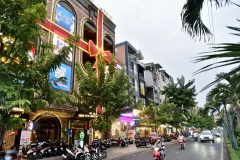 Quán karaoke đang hoạt động trên đường Phan Xích Long, quận Phú Nhuận, TP.HCM - Ảnh: T.T.D. Quán karaoke đang hoạt động trên đường Phan Xích Long, quận Phú Nhuận, TP.HCM - Ảnh: T.T.D.