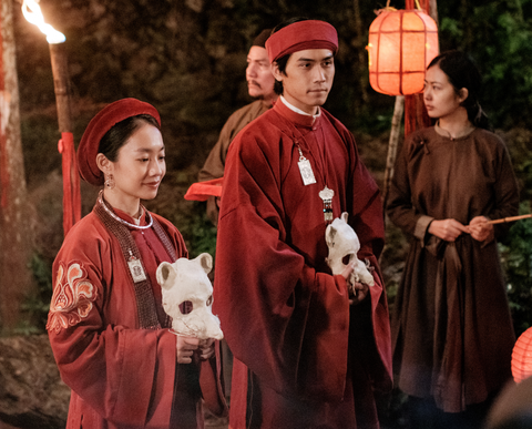 Một mẫu trang phục đặc biệt trong "Kẻ ăn hồn" là hỷ phục của tân lang - tân lương (do Võ Điền Gia Huy và Hoàng Hà đóng) mặc trong "đám cưới chuột", đều là áo dài truyền thống với những chi tiết, phụ kiện tỉ mỉ - Ảnh: ĐPCC Một mẫu trang phục đặc biệt trong "Kẻ ăn hồn" là hỷ phục của tân lang - tân lương (do Võ Điền Gia Huy và Hoàng Hà đóng) mặc trong "đám cưới chuột", đều là áo dài truyền thống với những chi tiết, phụ kiện tỉ mỉ - Ảnh: ĐPCC