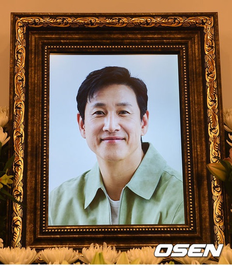 Di ảnh Lee Sun Kyun được chọn từ sự kiện họp báo phim Killing Romance năm nay - Ảnh: OSEN Di ảnh Lee Sun Kyun được chọn từ sự kiện họp báo phim Killing Romance năm nay - Ảnh: OSEN