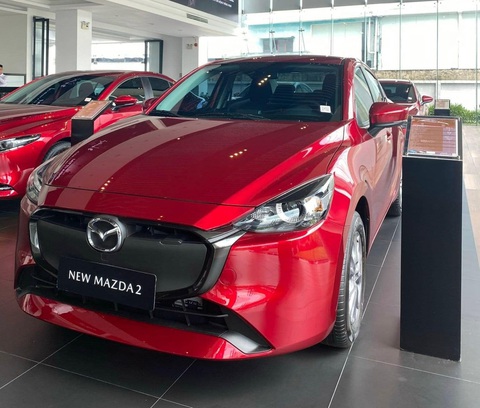 Top xe rẻ nhất ra mắt Việt Nam năm 2023: Tiền mua Kia Carnival đủ mua 5 chiếc cộng lại- Ảnh 9. Mazda2 mới là bản nâng cấp giữa vòng đời nên không có quá nhiều khác biệt lớn. Cụm lưới tản nhiệt được tinh chỉnh. Mâm mới kích thước 15-16 inch tùy bản. Nội thất xe gần như không thay đổi - Ảnh: Đại lý Mazda/Facebook