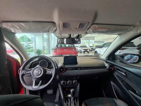 Top xe rẻ nhất ra mắt Việt Nam năm 2023: Tiền mua Kia Carnival đủ mua 5 chiếc cộng lại- Ảnh 10. Một số trang bị chính trên Mazda2 bản cao cấp nhất có đèn chiếu sáng LED, màn hình 7 inch hỗ trợ Apple CarPlay/Android Auto, HUD, âm thanh 6 loa, điều hòa tự động 1 vùng, gương chống chói tự động, ghế bọc da pha nỉ thể thao, 6 túi khí cùng nhiều tính năng ADAS trong gói i-Activesense như hỗ trợ phanh tự động, cảnh báo lệch làn đường, ga tự động thích ứng, cảnh báo điểm mù, đèn pha thông minh... - Ảnh: Đại lý Mazda/Facebook