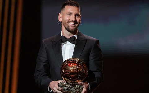 Những khoảnh khắc tiêu biểu của bóng đá thế giới năm 2023- Ảnh 3. Messi nhận Quả bóng vàng năm 2023 - Ảnh: AFP