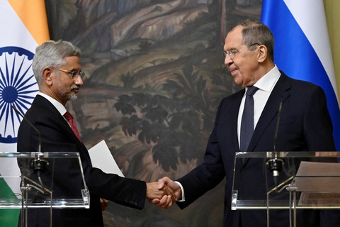 Ngoại trưởng Nga Sergey Lavrov bắt tay với người đồng cấp Ấn Độ Subrahmanyam Jaishankar trong buổi họp báo chung ngày 27-12 - Ảnh: REUTERS Ngoại trưởng Nga Sergey Lavrov bắt tay với người đồng cấp Ấn Độ Subrahmanyam Jaishankar trong buổi họp báo chung ngày 27-12 - Ảnh: REUTERS