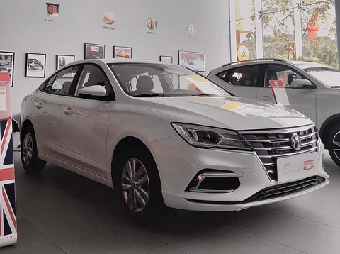 Top xe rẻ nhất ra mắt Việt Nam năm 2023: Tiền mua Kia Carnival đủ mua 5 chiếc cộng lại- Ảnh 7. New MG5 có thiết kế trông đơn giản hơn MG5 trước đó. Trang bị của xe cũng chỉ dừng ở mức cơ bản như đèn chiếu sáng halogen, màn hình giải trí 8 inch, âm thanh 4 loa, ghế nỉ chỉnh cơ, phanh tay cơ, chìa khóa cơ... - Ảnh: Đại lý MG/Facebook