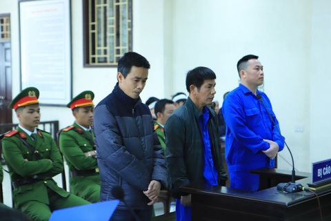 Xử 3 cựu công an Thái Bình dùng nhục hình: Người thân nạn nhân bỏ đi, tòa vẫn tuyên án- Ảnh 1. Nhóm ba bị cáo là cựu cán bộ Công an huyện Vũ Thư, tỉnh Thái Bình lãnh án do hành vi dùng nhục hình đối với bị can bị tạm giữ khiến nạn nhân bị chết - Ảnh: KHÁNH LINH